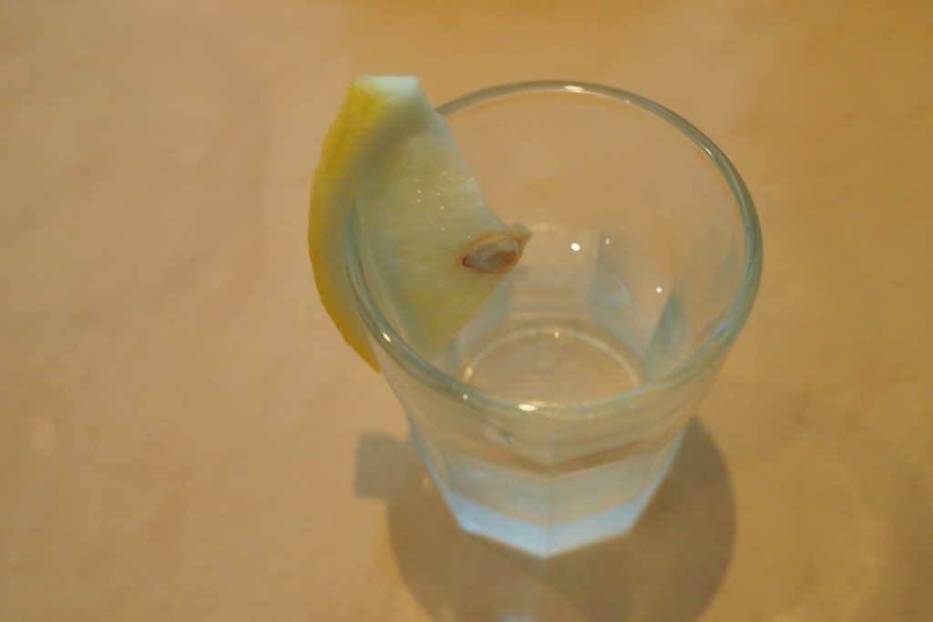 食後のレモン水