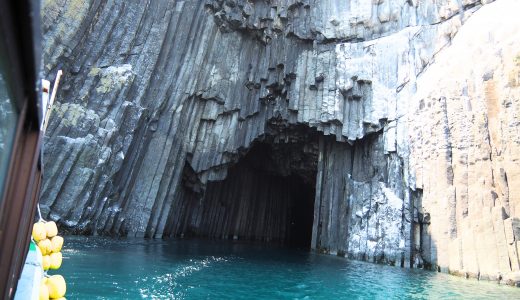 糸島の絶景「芥屋の大門」 遊覧船で洞窟の中へ